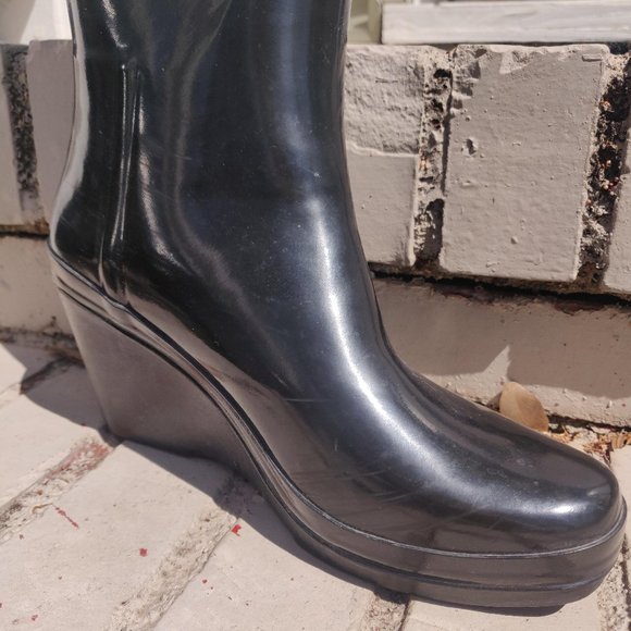 Glossy, dressy Hunter tall black wedge rain boots - Picture 6 of 12